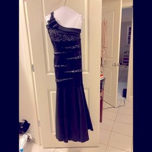 Gorgeous evening gown! One shoulder